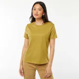 Remera color verde oliva de corte clásico y mangas cortas.