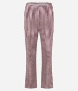 Pijama largo de dos piezas, confeccionado en malla suave con tecnología Peach Touch. Incluye una blusa de manga corta color blanco con estampado frontal de la palabra "LOVE" en tonos pastel y un pantalón de cuadros vichy en color bordó y blanco, con cintura elástica.