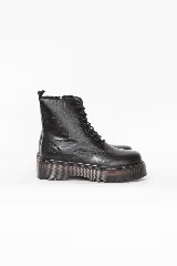 Borcego negro de plataforma con acabado grabado tipo croco y suela track. Cuenta con cordones frontales y cierre lateral.