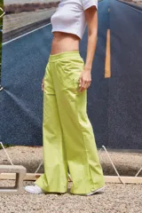 Pantalón semi oxford color verde lima, confeccionado en poplín 100% algodón, con cintura elastizada ancha, bolsillos delanteros, tiro medio y tajo en los laterales externos.