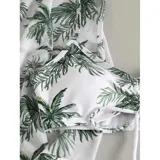 Conjunto de traje de baño de tres piezas con estampado de hojas tropicales en tonos blanco y negro. Incluye un top tipo tankini con cordón ajustable en el centro, un short de tiro alto y una camisa abierta de manga larga tipo salida de baño.