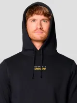 Buzo negro con capucha, de corte clásico, con cordones ajustables y bolsillo tipo canguro. Logotipo de Mountain Hardwear bordado en color amarillo en el centro del pecho.