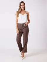 Pantalón de vestir de corte recto y tiro medio-alto, confeccionado en tela sastrera. Presenta cierre frontal con botón, presillas para cinturón y detalles de botones decorativos en carey en la cintura. Incluye bolsillos laterales funcionales y pinzas traseras para un ajuste estilizado.