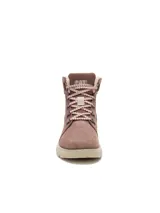 Bota de caña baja Caterpillar modelo Fandom, color marrón, confeccionada en cuero con cuello acolchado de corderito sintético, cordones bicolor y suela dentada de goma.