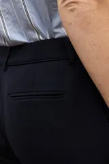 Pantalón sastrero de corte recto en color negro, con trabillas para cinturón y bolsillos laterales.