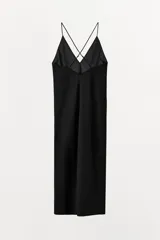 Vestido midi tipo lencero con escote en pico y tirantes finos ajustables multiposición.