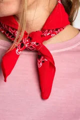 Pañuelo bandana rojo con estampado de cachemir en blanco y negro. Accesorio versátil para usar en el cuello, la cabeza o como complemento de un bolso.