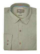 Camisa manga larga color verde oliva, confeccionada en popelina 100% algodón orgánico. Cuenta con cuello camisero, cierre frontal con botones de madera, bolsillo en el pecho con logo bordado y mangas ajustables con botones.