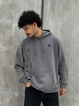 Canguro gris con capucha ajustable con cordones, bolsillo tipo canguro y puños y bajo acanalados.