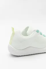 Zapatilla minimalista tipo barefoot de color verde menta, con diseño de suela plana y flexible, confeccionada en material textil transpirable con cordones a tono.