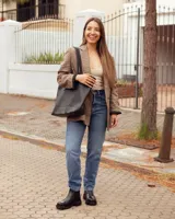 Botinetas de cuero negro con suela track dentada. Presentan una combinación de texturas en el lateral, con una sección de cuero liso y otra con textura grabada, además de un panel elástico en la parte superior del tobillo.