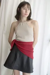 Bandana tejida artesanalmente en color azul, con diseño calado y terminaciones en ondas.