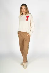 Sweater negro de lana con cuello redondo y logo bordado de corazón con letra A en el pecho.