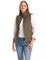 Chaleco capitoneado color verde oliva, con cuello alto, cierre frontal completo y bolsillos laterales. El interior está completamente forrado en símil piel para mayor calidez.