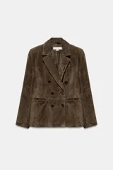 Blazer de corte cruzado confeccionado en piel de ante color marrón. Presenta cuello con solapas, cierre frontal con botones, hombreras y bolsillos delanteros con vivo.