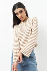 Remera de algodón a rayas horizontales azul marino y blanco, de manga larga y corte ajustado.