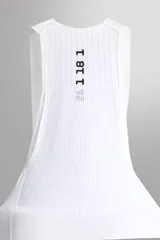 Culotte corto de ciclismo Zara Athleticz de color negro, confeccionado en tejido elástico ligero, con tirantes elásticos blancos, costuras flatlock antiabrasión y badana ergonómica.