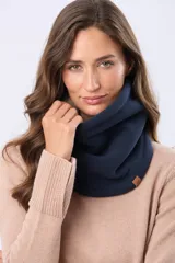 Cuello tipo bufanda reversible, confeccionado en tejido polar de un lado y sherpa del otro. Diseño liso en color azul marino con etiqueta decorativa pequeña.
