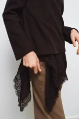 Vestido de punto con cuello redondo y manga larga, que presenta un bajo asimétrico de satén con detalle de encaje a tono.