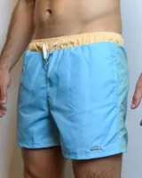 Short de baño celeste con cintura elastizada color salmón y cordón de ajuste blanco.