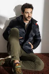 Campera puffer color verde militar, con cuello alto y cierre frontal.