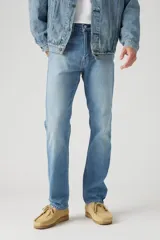 Pantalón de jean de hombre, corte recto, color celeste claro, con bolsillos delanteros y traseros.