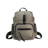 Mochila de nylon color bordó con tapa y broche metálico. Tiene apertura superior con broche, bolsillos internos, bolsillo con cierre metálico al frente y laterales. Incluye asas rígidas de mano y correas regulables para colgar en la espalda.