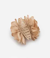 Pinza para el pelo de tamaño mediano fabricada en plástico con aplique de flor de tela en color beige.