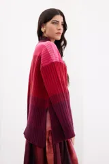 Sweater de punto con diseño en bloques de tonos marrones y tostados, cuello redondo y mangas largas amplias.