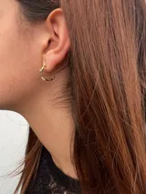 Aretes tipo argolla abierta de plata 925 con baño de oro, engastados con pequeñas piedras de colores (rosa pálido, verde azulado, azul oscuro y blanco/transparente).