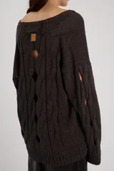 Sweater gris oscuro de algodón mouliné con escote en V y diseño calado. Silueta holgada.