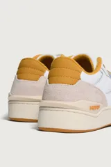 Zapatillas Hoff modelo Walkman, color blanco con detalles en beige y amarillo.