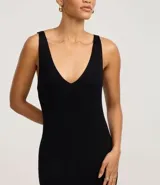 Vestido midi de punto texturizado, corte ajustado al cuerpo, con escote en V y breteles medianos.