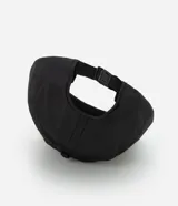 Gorra Viko de ala curva, confeccionada en poliamida impermeable con protección UV y ajuste trasero.