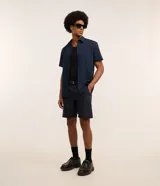 Bermuda recta azul marino confeccionada en sarga con tecnología que reduce las arrugas, seca rápido y ofrece mayor elasticidad.