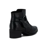 Bota corta de cuero negro con caña baja, taco cuadrado y tira con aplique metálico.