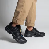 Championes Salomon modelo XT-6, color negro, con diseño técnico de alto rendimiento. Presenta una construcción ligera y duradera con malla y lámina de TPU, sistema de cordones rápidos y entresuela con amortiguación EVA para mayor estabilidad.