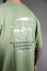 Remera oversize de algodón elastizado color verde militar, con cuello redondo, mangas cortas y diseño gráfico bordado en el pecho.