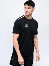 Remera deportiva Umbro de manga corta, color negro con detalles de líneas blancas en los hombros y logo de la marca estampado en el pecho.
