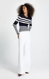 Sweater fino de punto acanalado con diseño de rayas horizontales en azul marino y blanco, cuello redondo y mangas largas.