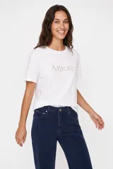 Remera blanca con el texto "Amore" estampado en el pecho en letras metalizadas con efecto de tachas.