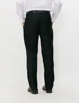 Ambo Harrington Label color negro, compuesto por saco de botonadura simple y pantalón de vestir a juego, de corte clásico y elegante.