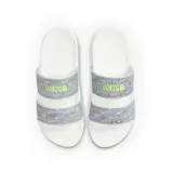 Sandalias Nike Duo SE blancas con doble tira superior gris estampada con logos de Nike y letras Nike en verde.
