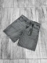 Bermuda de jean de tiro alto en color gris con efecto acid wash, corte recto y bolsillos clásicos.