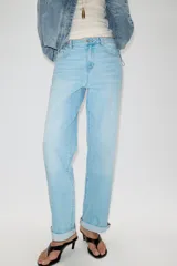 Pantalón de jeans estilo relaxed fit, de tiro alto, color azul con efecto lavado y botamanga con vuelta. Cuenta con cinco bolsillos, trabillas para cinto y cierre frontal con cremallera y botón metálico.