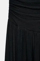 Pantalón de tiro bajo con diseño holgado y fluido, confeccionado en viscosa. Presenta una cintura ancha con detalle drapeado y puños elásticos en los tobillos.