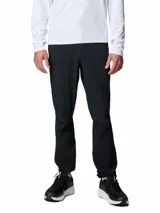 Pantalon de senderismo color negro, de corte recto y ajuste cómodo. Cuenta con bolsillos laterales y traseros con cierre, trabillas para cinturón y puños ajustables en la parte inferior.