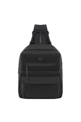 Mochila negra de Las Oreiro con un solo tirante ajustable, múltiples bolsillos con cierre y el logo de la marca en forma de labios metálicos en el frente.