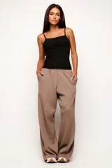 Musculosa de viscosa acanalada con elastano, de calce ajustado al cuerpo. Presenta escote recto y breteles finos regulables.