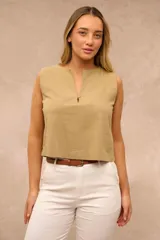 Blusa sin mangas de color verde oliva, con cuello redondo y una pequeña abertura frontal con botón.